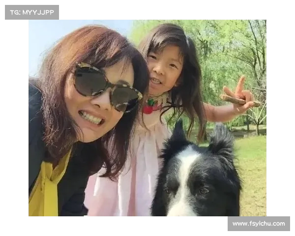 牛莉日本被偶遇,女儿身型急速变化,母女俩一身名牌挤地铁引关注 牛莉日本被偶遇,女儿身型急速变化,母女俩一身名牌挤地铁引关注
